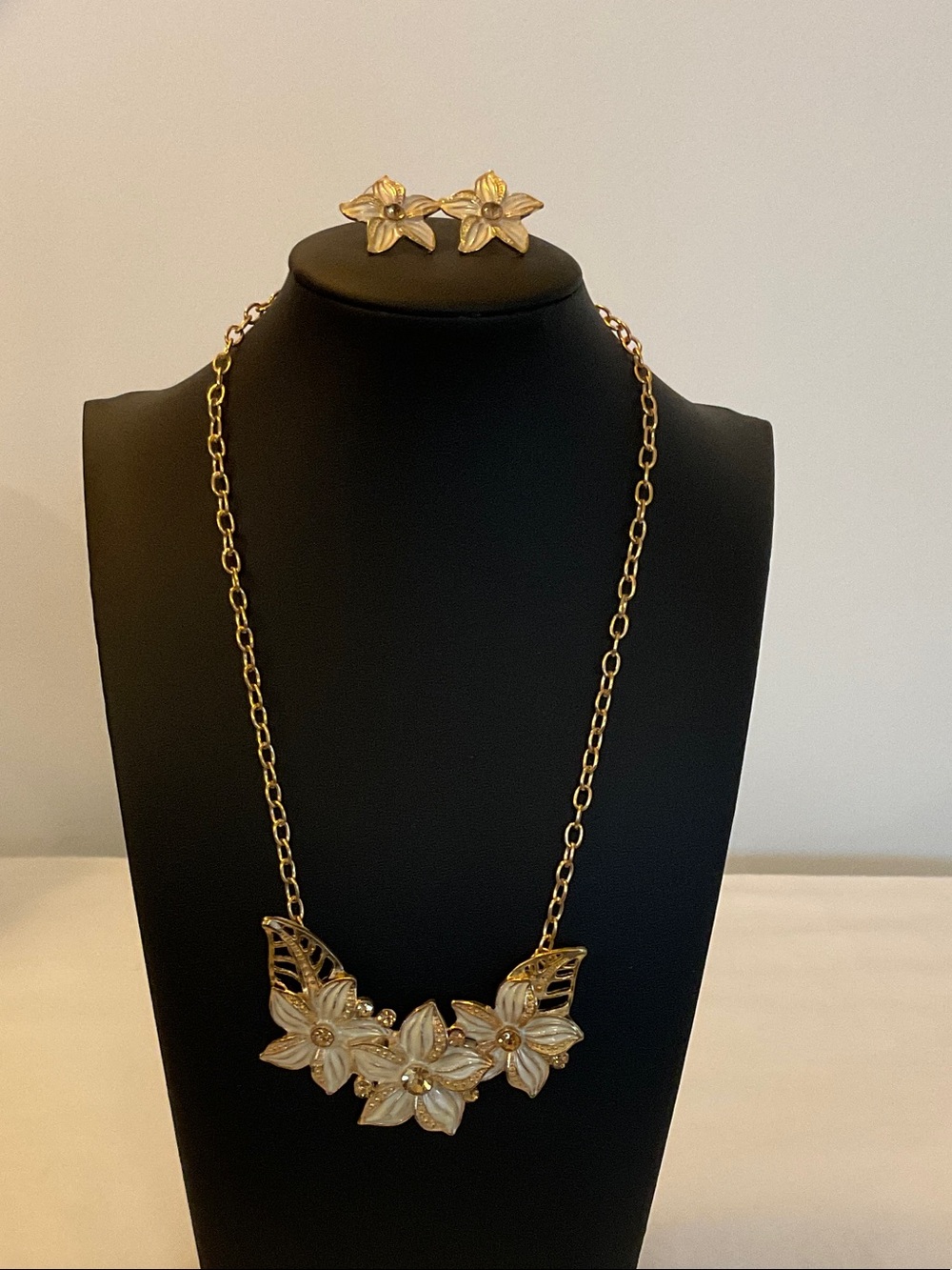 Vintage Gold Floral Pendant Necklace with Matching Earrings